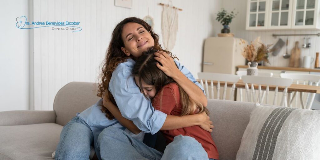 Madre abrazando hija por la Ortodoncia Invisible en Niños y Adolescentes: Sonrisas y Confianza