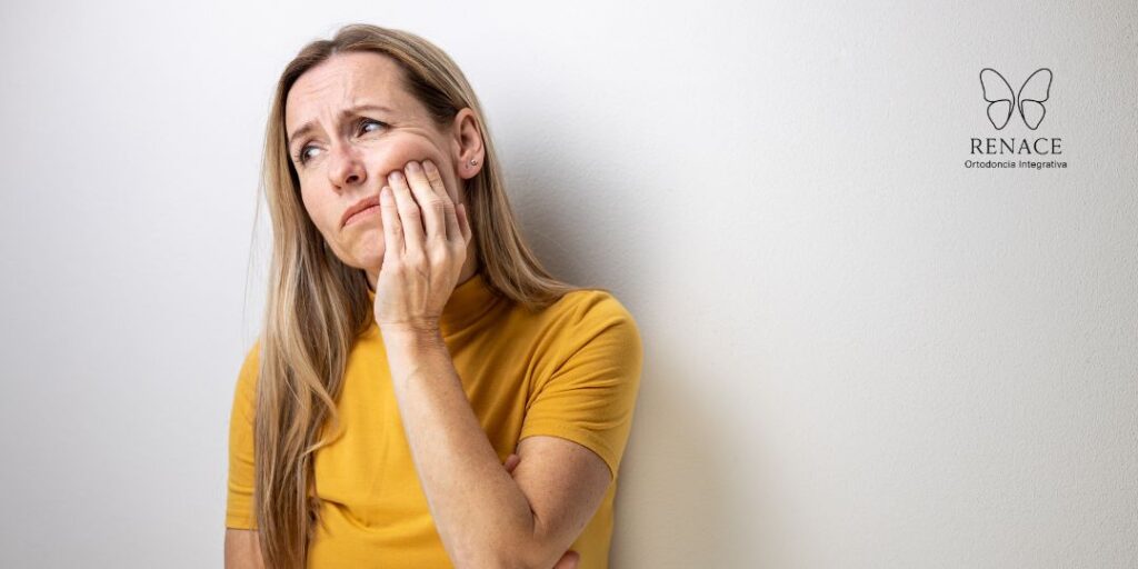 Bracket despegado última muela: ¿Por qué es tan común que se caiga el bracket o tubo de atrás?